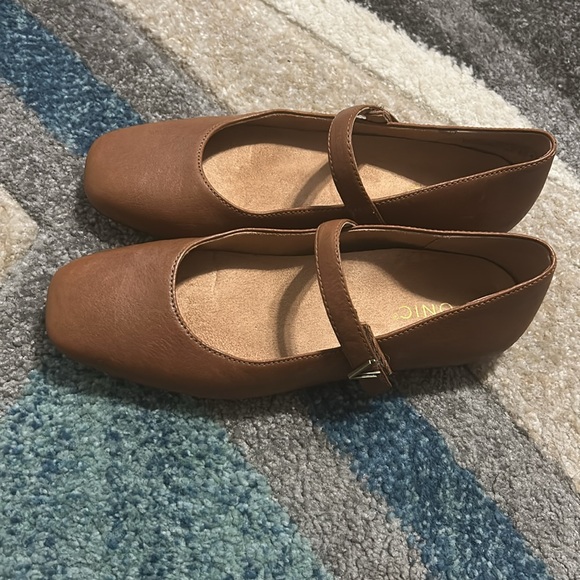 Vionic women’s brown shoes with scrap across the top. - Picture 2 of 5